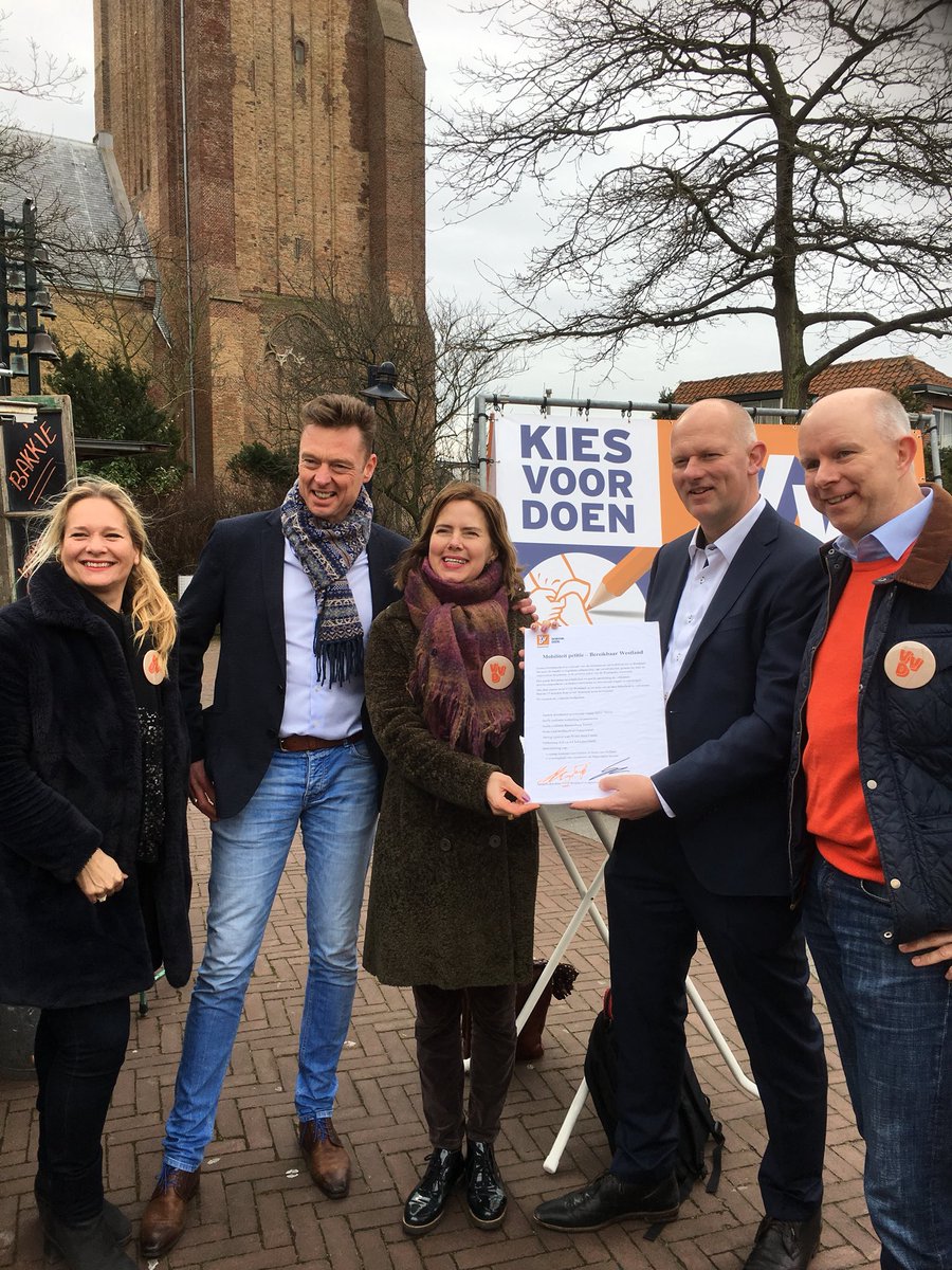 geraldineknaap's tweet photo. Met de koffietruck in Monster!Petitie beter bereikbaar Westland voor Minister Cora van Nieuwenhuizen #vvvd #vvdwestland https://t.co/VcyQYZPVQv