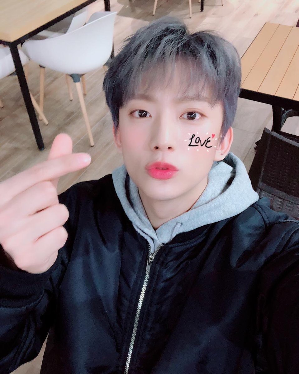 ilovejesssyca's tweet photo. I’ll dye my hair later so I could match @B1A4_gongchan hair color ✨✨
#B1A4 #gongchan #공찬 #SteelGray https://t.co/Cvpi623IAG