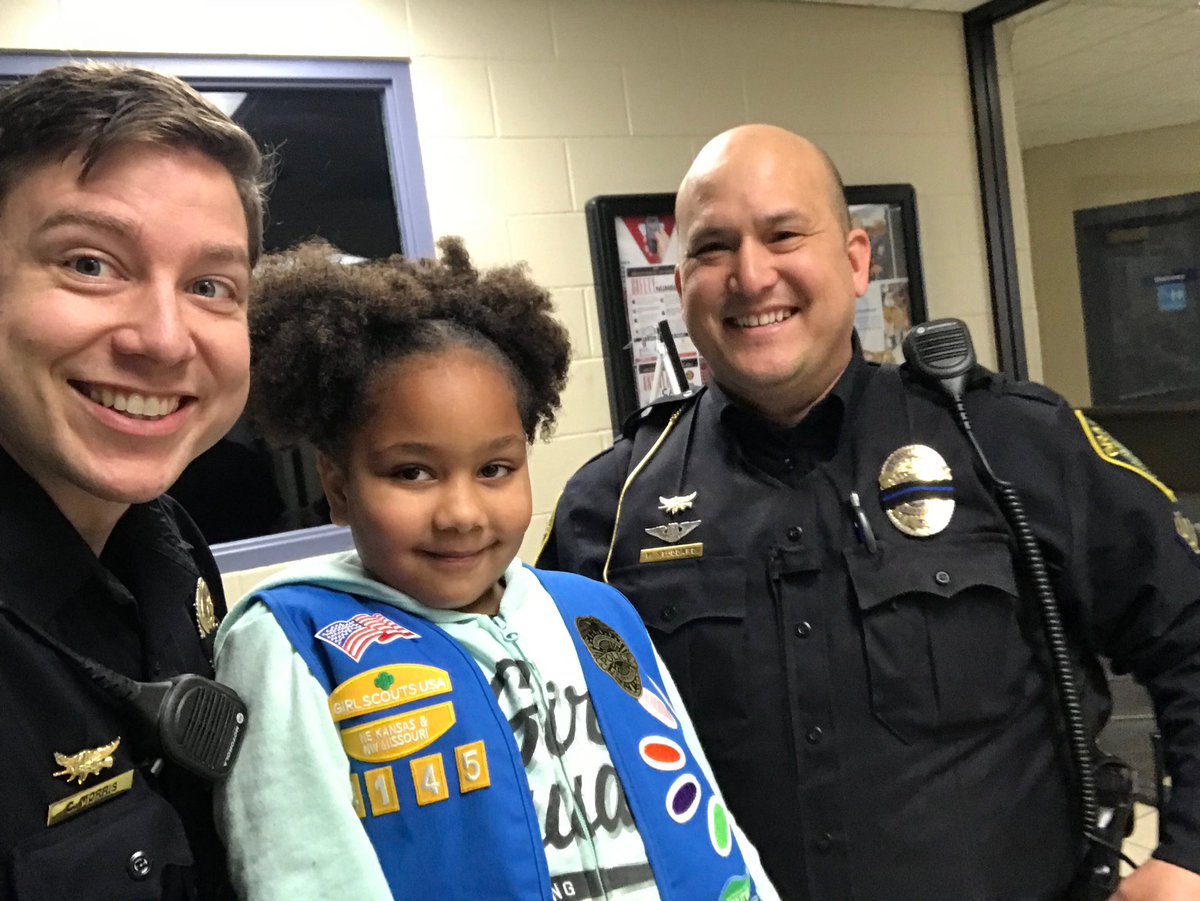 GrandviewMOPD's tweet image. Yesenia from Troop 4145 made our day! Who doesn’t love @girlscouts cookies? #movetowardthebadge #carameldelites