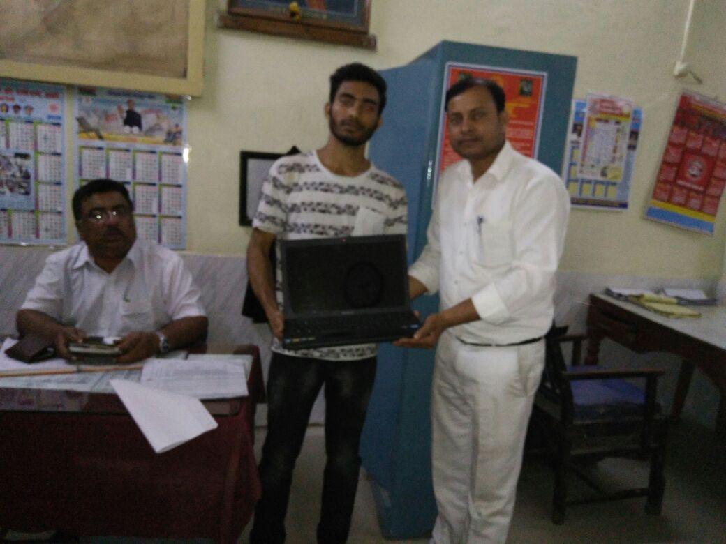 altafsur10's tweet photo. Appreciate work done by Solapur tkt checking staff Mr Riyaz Shaikh TTI and other tkt checking staff, pasngr is left behind his  Laptop and Valuate in the train. And the same is H/O. Hats off to @DrmSolapur @SolapurSr team for quick help. https://t.co/IgDd2bgxc2
