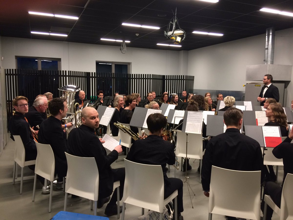 Het inspelen is begonnen. Nog een half uurtje en dan knallen!