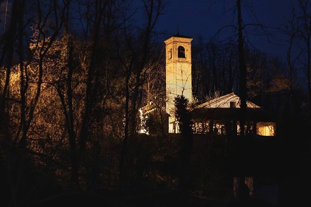 Il Santuario del Marzale, sperduro nella campagna tra Madignano e Ripalta Arpina, è stato teatro di un momento importante della storia dei Comuni Lombardi. Dopo anni di guerre tra Cremona e Crema, nel 1202 proprio qui è stato firmato il primo storico acc… ift.tt/2FsG1rz