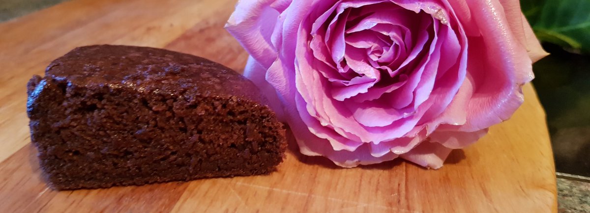 SwissmissCakes's tweet photo. Happy with my attempt #Chocolate #Vegan #Halal #cake #speciality #unique #Yummy (flower in pic for attention😁) https://t.co/p9J76BEp8Z