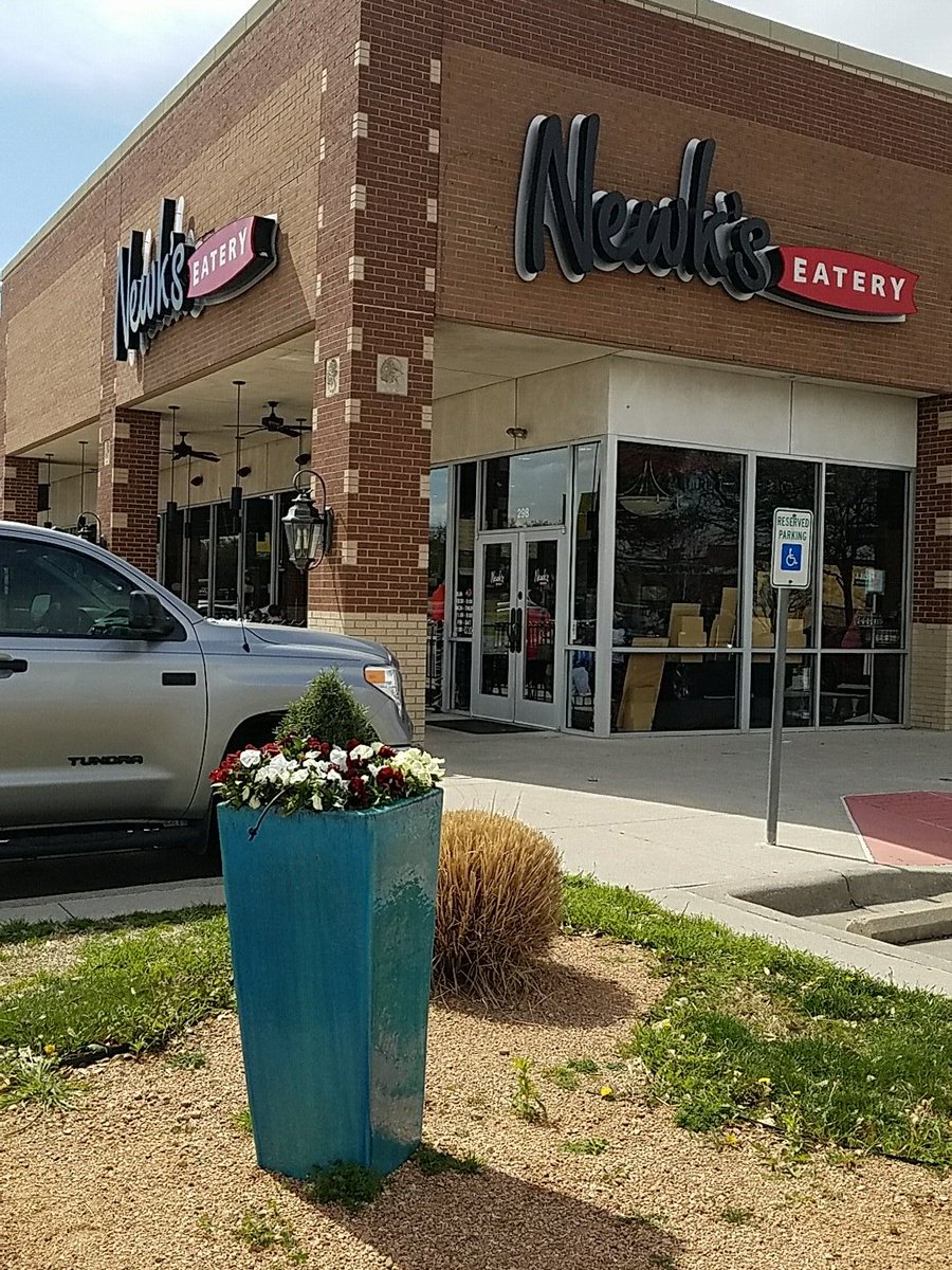 JacksonPottery's tweet photo. Newks gets it right with a DG-51B Malibu Square.
#newks
#jacksonpottery
#greatlandscaping
#planters
#landscapearchitect https://t.co/GC8CBLRDeO