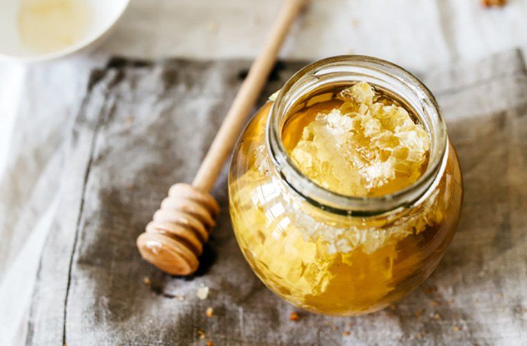 thewildandus's tweet photo. This week on the blog we're talking ALL about honey and how Ashley's using it to cure her acne. 🐝 What inspired her to try it? This blog post by @iamwellandgood. #wellness #skincare https://t.co/jdeOYwdiHO https://t.co/V9rTIbWHAe