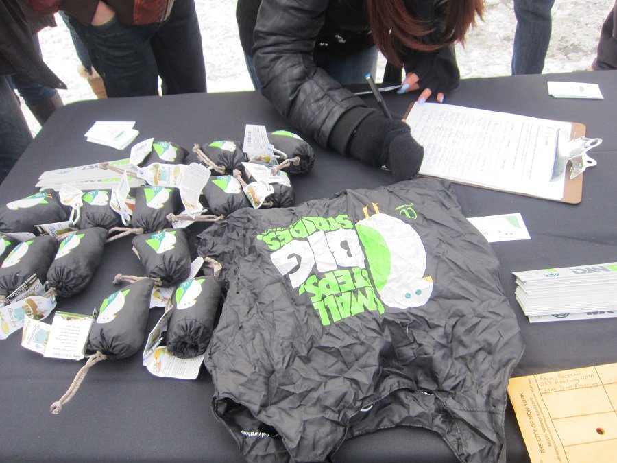 NYClimate's tweet photo. ICYMI: It costs #NYC $12.5 million to haul 91,000 tons of bags to landfills. That’s just one of the many reasons why @NYCMayor is again calling for a ban on plastic bags. In the meantime get your @Green__NYC #BYONYC reusable bag here: https://t.co/hYMqLHprpS https://t.co/XdqozOF5R2