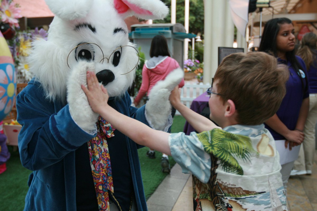 autismspeaks's tweet photo. It’s not too late to make a date for a sensory-friendly Easter Bunny Experience tomorrow at a favorite shopping destination near you! Sign up at https://t.co/IceUgXZakw. #BunnyCares
#CaringBunny #SensitiveBunny #SoothingBunny https://t.co/cdlpBRwdzq