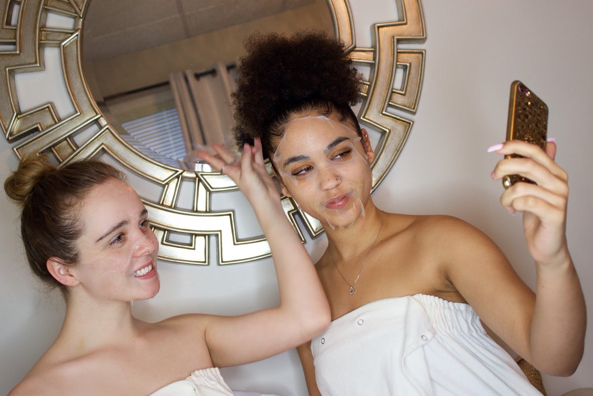 MySkinEvolution's tweet photo. Sometimes the best Saturday nights are spent at home with your bestie and some facemasks! Pick up my new @Lonvitalite Selfie Prep Kit for all the makings of a perfect #girlsnight. #MySkinEvolution #Lonvitalite #SelfiePrepKit #LonSelfie #saturdayselfie https://t.co/lXaqgZiKaA