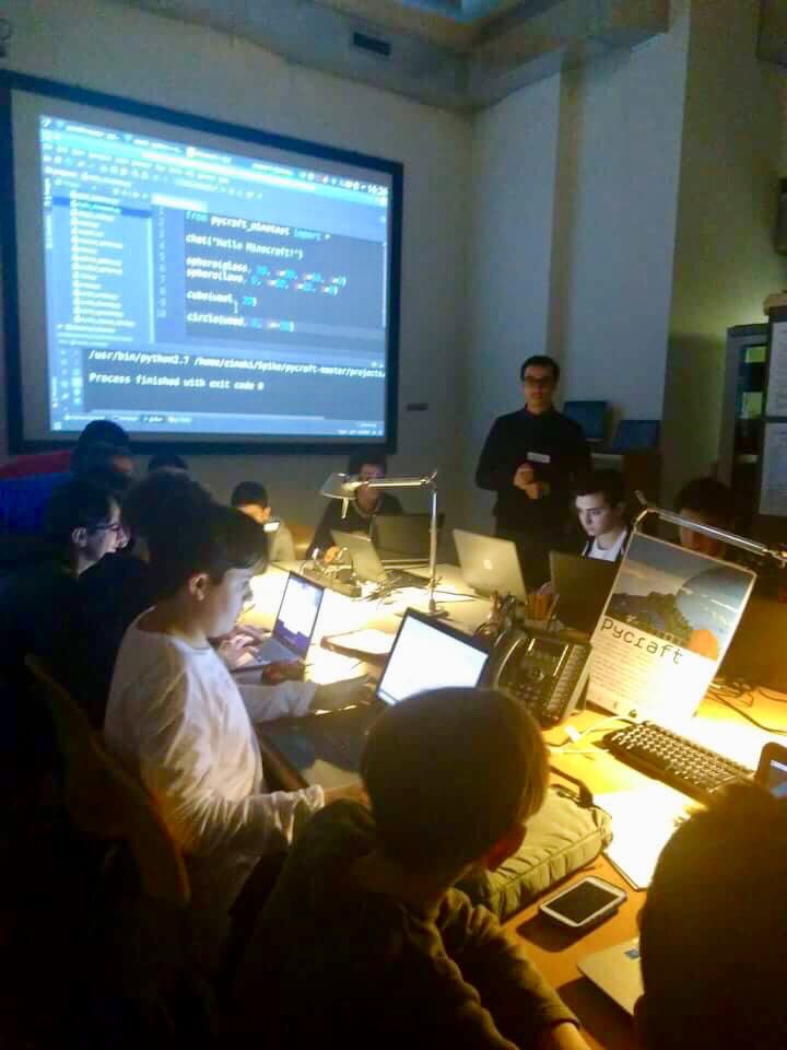 coderdojobo's tweet image. Oggi primo appuntamento Pytondojo, grande inizio con Pycraft per i nostri ragazzi @SalaBoRagazzi @BiblioSalaborsa @ProgrammaBol @PycraftEdu