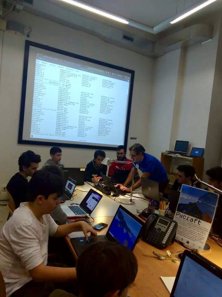 coderdojobo's tweet image. Oggi primo appuntamento Pytondojo, grande inizio con Pycraft per i nostri ragazzi @SalaBoRagazzi @BiblioSalaborsa @ProgrammaBol @PycraftEdu