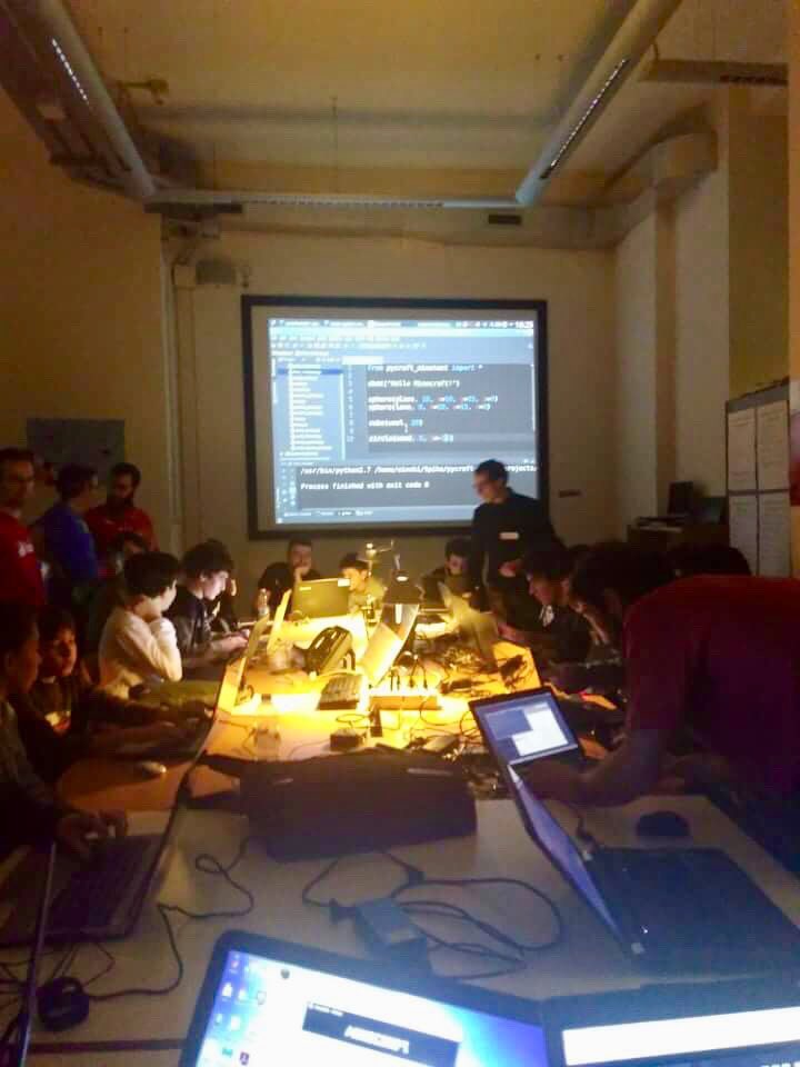 coderdojobo's tweet image. Oggi primo appuntamento Pytondojo, grande inizio con Pycraft per i nostri ragazzi @SalaBoRagazzi @BiblioSalaborsa @ProgrammaBol @PycraftEdu