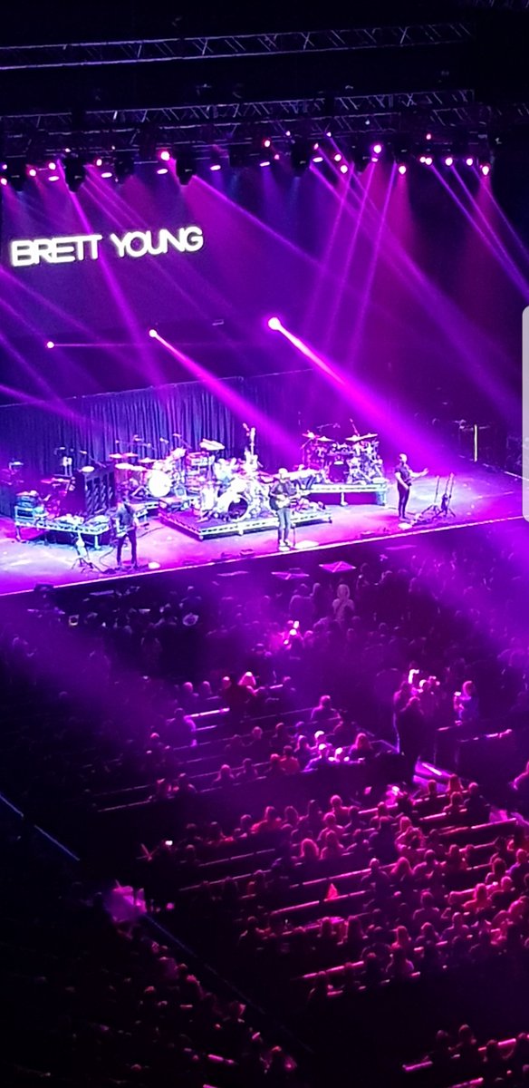 trunk2's tweet image. @BrettYoungMusic kicking the night off in  @C2CGlasgow #countrymusic 🤠