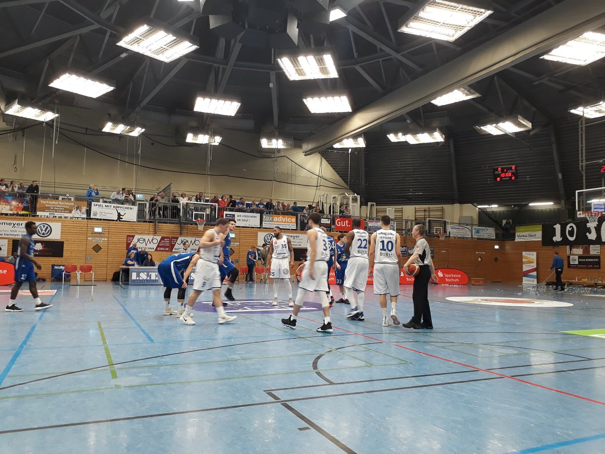 p_rentsch's tweet photo. Der große Sporttag @anneCastroper geht weiter. Nach dem Spiel #BOCKSV starten nun die Bochumer Basketballer in ihre Aufstiegsrunde. #AstroStars #Playoffs https://t.co/QLwuGlArkb