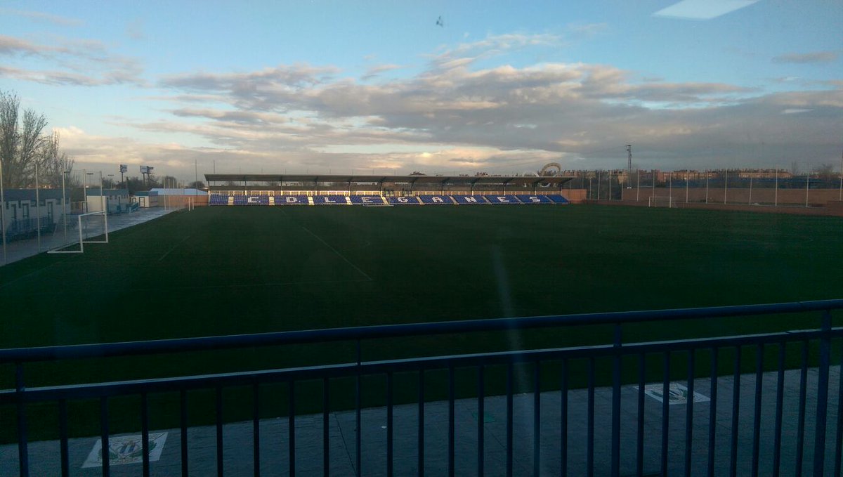 lesiones_inef's tweet photo. Continuamos en la Ciudad Deportiva del @CDLeganes ¿Qué mejor lugar para poner el práctica diferentes ejercicios para la recuperación o prevención de lesiones en Fútbol que sus fabulosas instalaciones? #PIRFLAFD #PrevenciónDeLesiones @SergioMartos87 https://t.co/QT4cCw9H3v