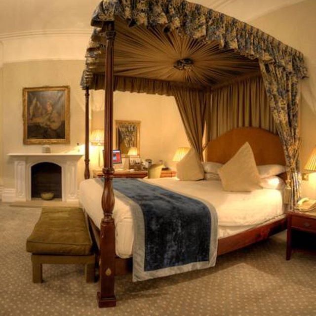 buckets_of_tea's tweet photo. I am so tired today and now have a migraine starting. Question is do I try and sleep for an hour to get rid of it before we go to dinner, plow through or totally write the night off? That bed is REALLY comfy! #migraine #weekendaway #bodydontfailmenow https://t.co/OOflzGyjNV https://t.co/rVZwdrqYc1