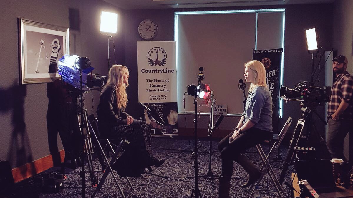 Jeannine_Barry's tweet image. We chatted with @CountryLineTV today and recorded another #UnderTheAppleTree @WhisperingBobTV before our next set @C2Cfestival 🎬🎤
