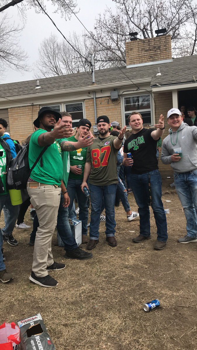 TheYoungestJim's tweet photo. When the homie cup cakin but the bros just wanna hang https://t.co/aA9vcCCrgD