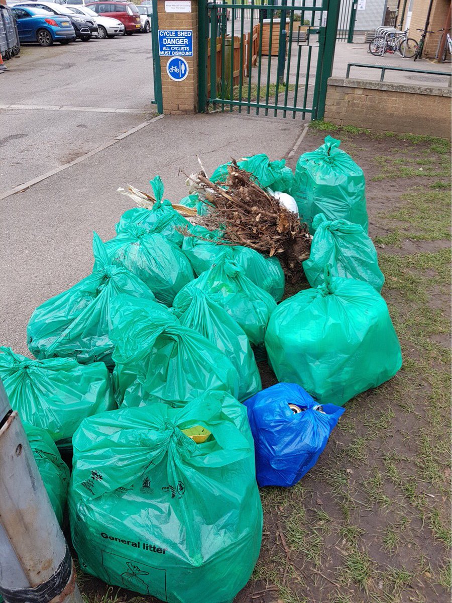 twdrummond's tweet photo. This is the amount of rubbish residents of #Worcesterpark picked up from a small area on Green Lane. Shame on you @ruthdombey and #suttonlibdems for letting our streets become like this, Make a change, vote #Sutonconservatives https://t.co/SQt0Yb7A7q
