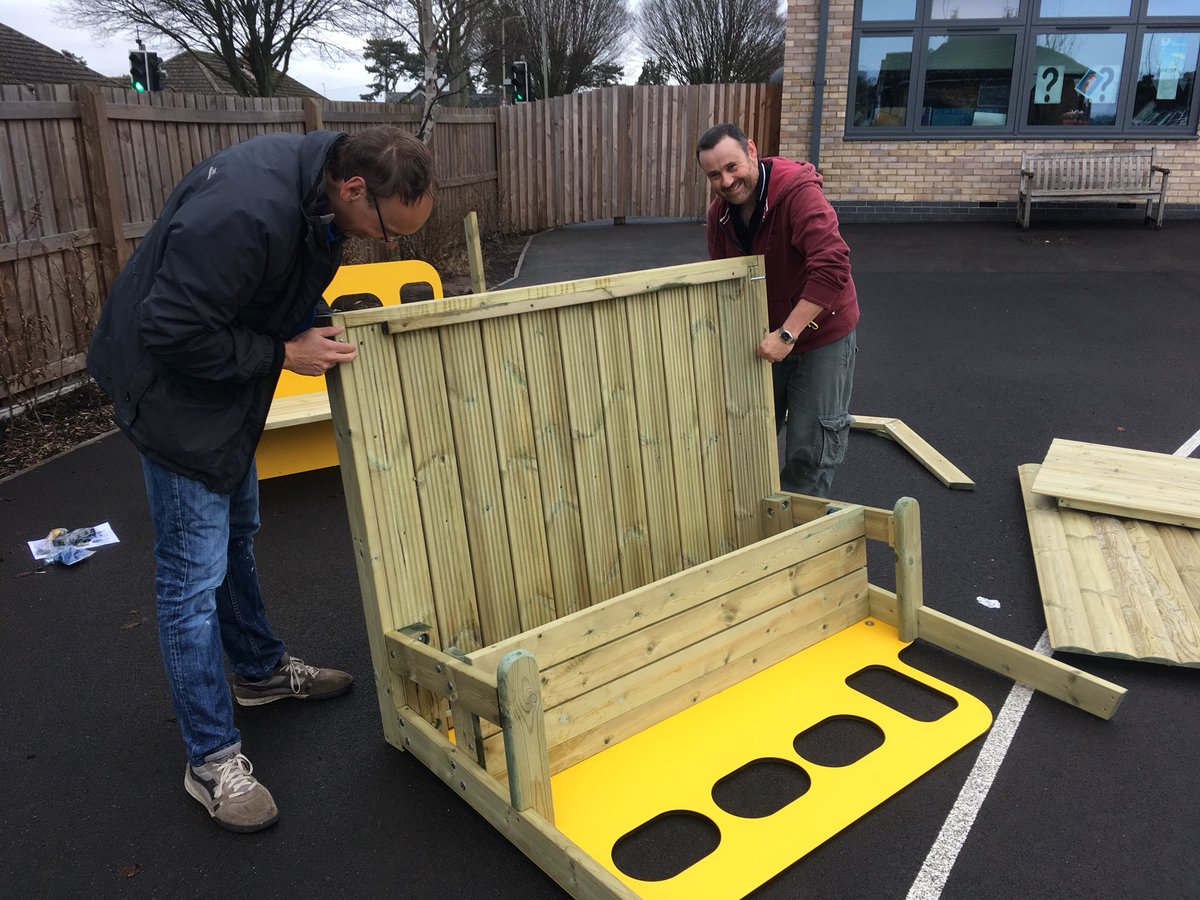 mrsellson7's tweet photo. A fab afternoon spent with @LakesideChelt parents and staff building the new shelters for the playground. Thanks to all involved :)#phaseone https://t.co/mTkNONqKjZ