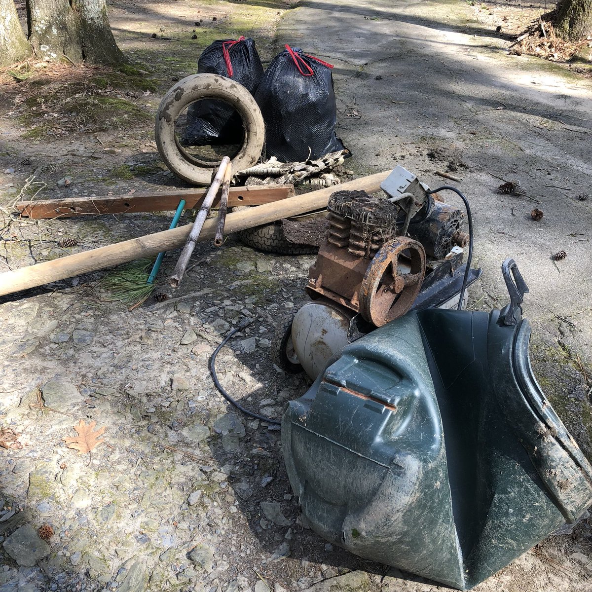 warwicksabin's tweet photo. I spent this morning participating in the Annual Great American City Wide Cleanup with Keep Little Rock Beautiful at Boyle Park. We are fortunate to have so many citizens willing to volunteer their time to clean up our public areas. To everyone out there: Please don’t litter! https://t.co/3U4dSQ1g2Q