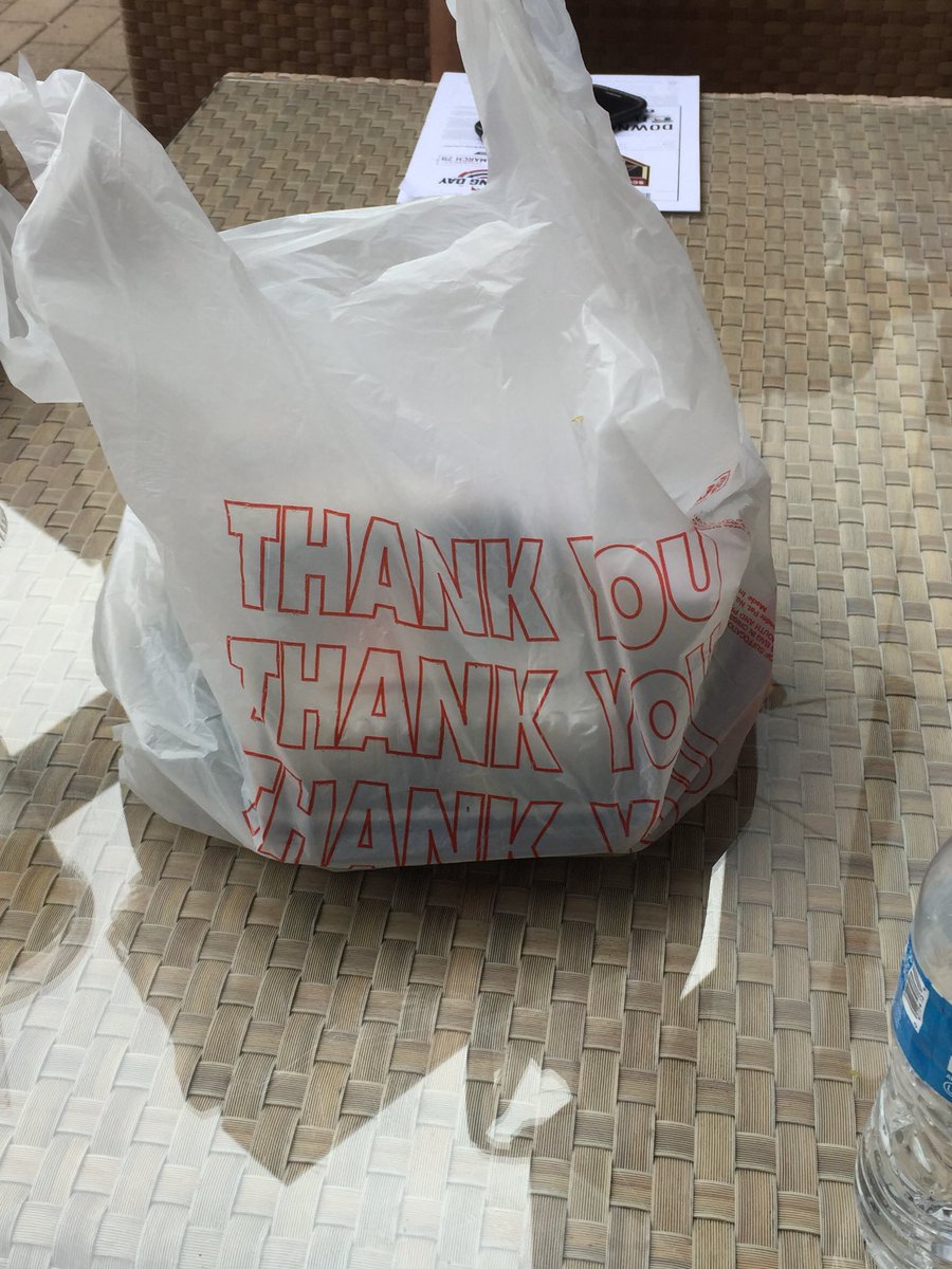 HectorMBarajas's tweet image. Look at that free bags in #Arizona. #CaliforniaFail @JerryBrownGov @AssemblyDems @CASenateDems #KeepingCADown