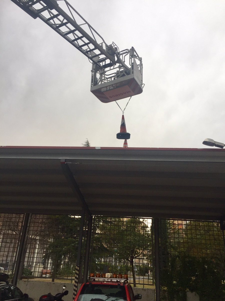 BZGZbomberos's tweet photo. Maniobras de destreza con la autoescalera. Los Bomberos deben completar un circuito encajando el cono colgante sobre los conos fijos. Parece sencillo pero la perspectiva desde la torre de la escala engaña un poco y los movimientos deben ser lentos para no pendulear 😋#Parque3 https://t.co/mvGt1hUMpa