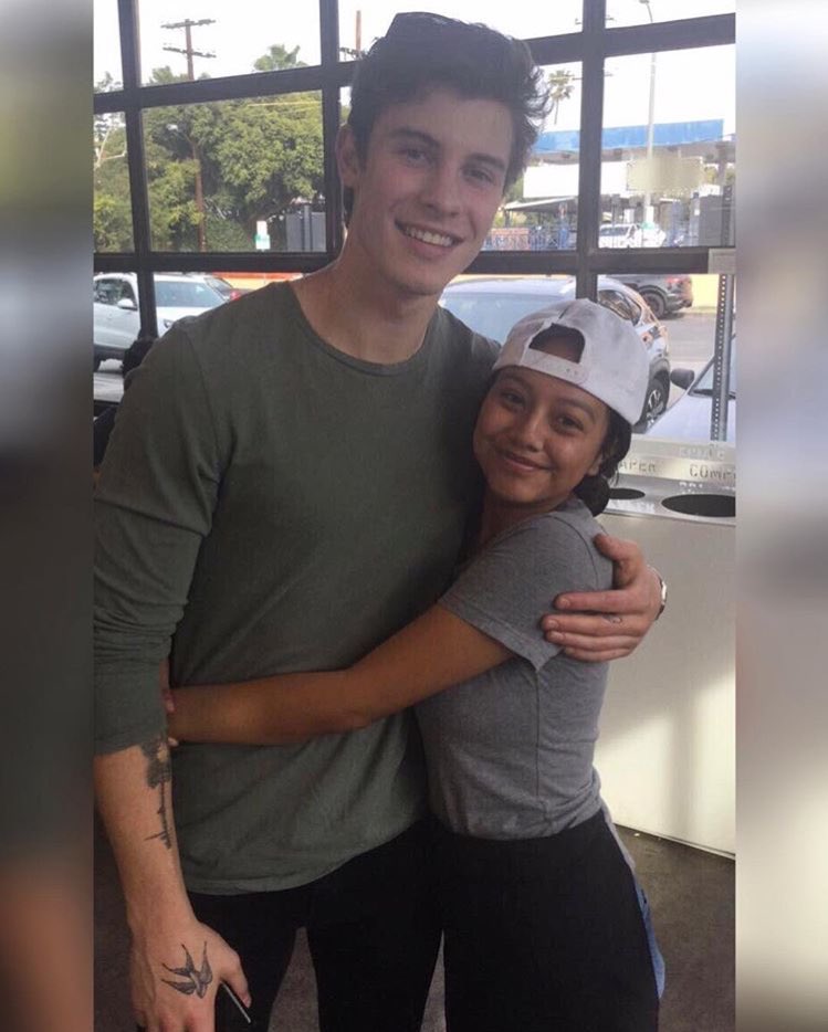 ShawnMendesBRA's tweet photo. Shawn Mendes com fã ontem em Los Angeles! 💙 #JFCShawnMendes https://t.co/ACC92iPwxB