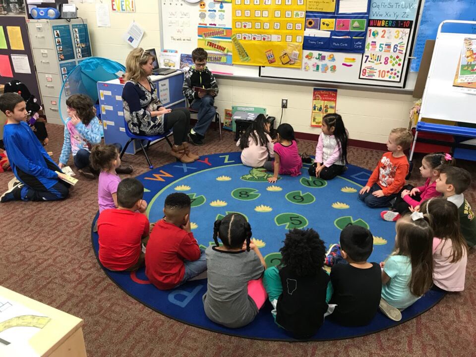 MillerRdgTweets's tweet photo. Our students reading to our Preschoolers #middierising https://t.co/EAutW8dOLP