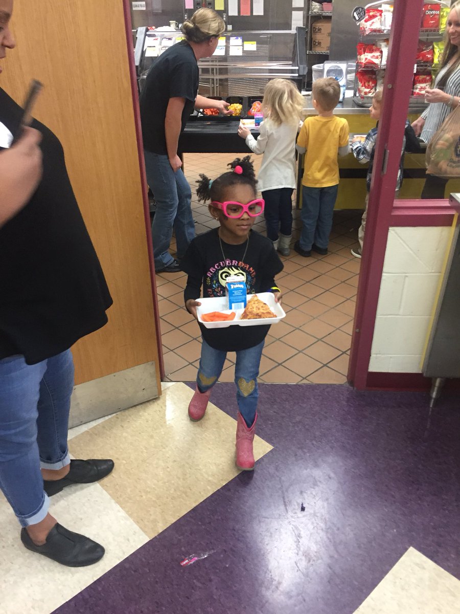 MillerRdgTweets's tweet photo. Our incoming Kinders for 2018 having lunch with us!!!  #readyschools #middierising https://t.co/PxSt5P9I8s