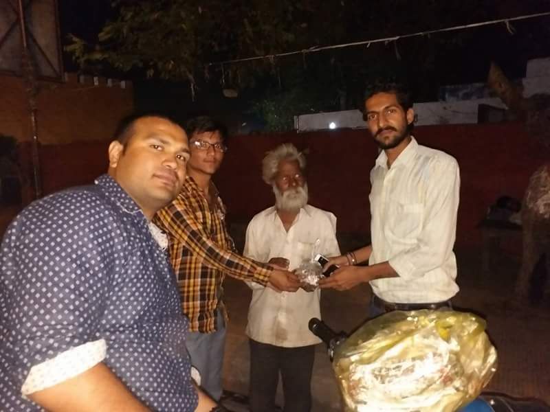 TheGBSF's tweet photo. Pictures from #Niwala Program in which we distributed food to roadside hunger people with the help of @FFNGO & #HelpForHappiness. Thankyou #Nitin Sir and his team for supporting us in this noble cause. #WeForHumanity #TGBSF4Humanity - #TeamTGBSF https://t.co/jVtGjFYewY