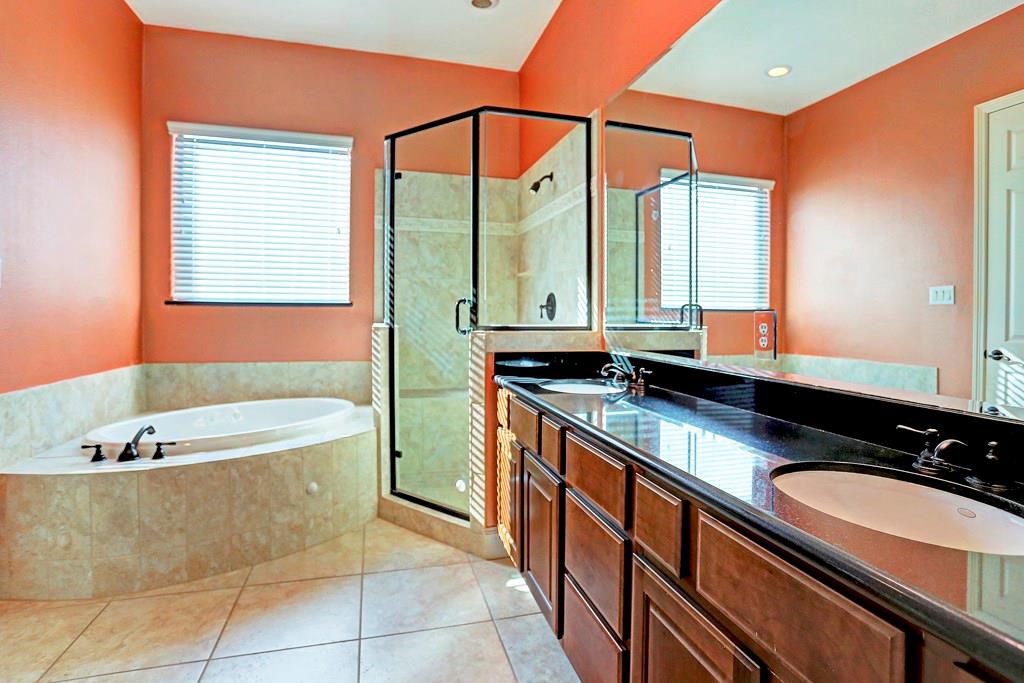 womackdev's tweet photo. #ForLease Stunning two-story single-family in gated community! Quick freeway access to both 59 and I-10. Motivated landlord, bring all applications! https://t.co/kimqsOfhKH #HoustonHomes #WDIR https://t.co/PDITBlJJ7G
