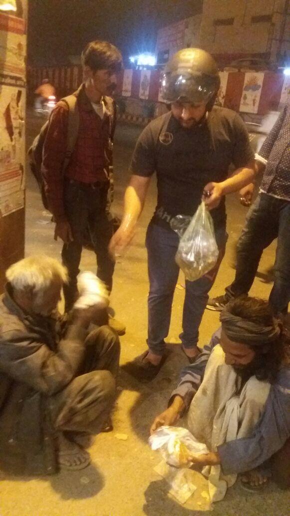 TheGBSF's tweet photo. Pictures from #Niwala Program in which we distributed food to roadside hunger people with the help of @FFNGO & #HelpForHappiness. Thankyou #Nitin Sir and his team for supporting us in this noble cause. #WeForHumanity #TGBSF4Humanity - #TeamTGBSF https://t.co/jVtGjFYewY