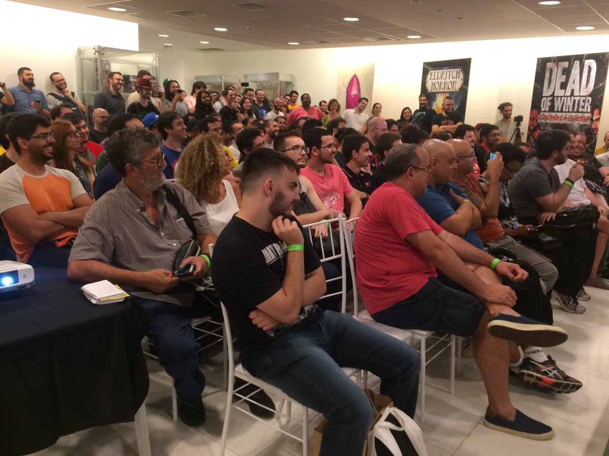 asmodee_br's tweet photo. Sala cheia na palestra do @eric_lang durante a #doff2018 https://t.co/zL5aHHwjoo