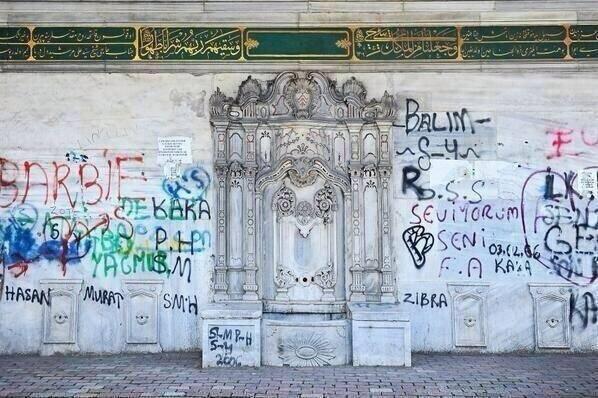Sanat Tarihi Öĝretmeni Geçmişle Gelecek Arasında Köprüdür. Köprünün Temeli Saĝlam Değilse Toplum Özüne ve Sanatına Zarar Verir. Dahası Geçmişini Yok Eder 
<a href="/ziyaselcuk/">Ziya Selçuk</a> <a href="/tcmeb/">Millî Eğitim Bakanlığı</a> @mebikgm #sanattarihçilerkadrolarınınpeşinde