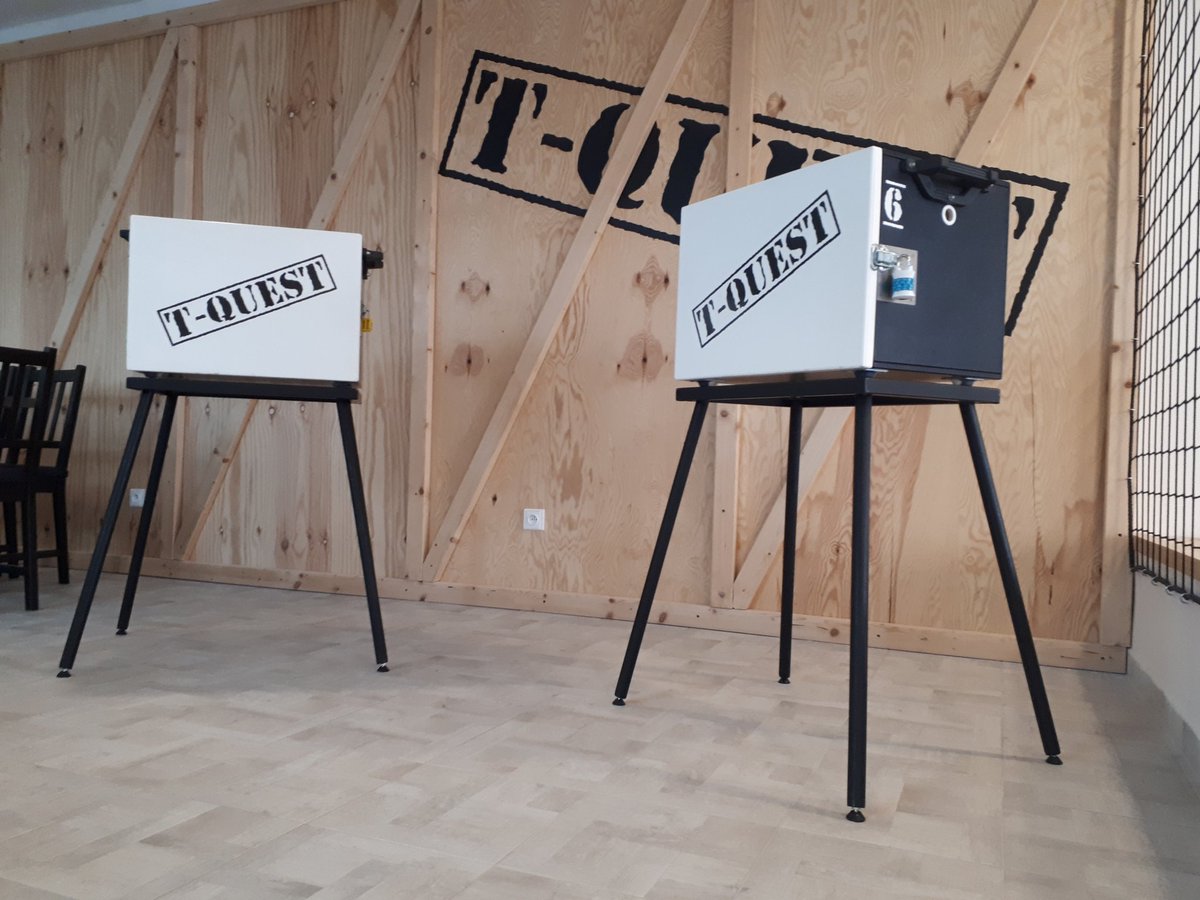 TQuestCZ's tweet photo. Na zítřejší akce jsou u nás postaveny dvě hlamolamové bedny, které běžně dodáváme po republice. Kdybyste neviděli obsluhu, naslouchejte dutému "Pomoc!", protože paní kavárnice vyhrnula rukávy a šla je vyzkoušet!🤣 #tquestcz #tquestcafe #unikovka #escaperoom #praha #strasnice #hra https://t.co/2GeJ97AcFJ