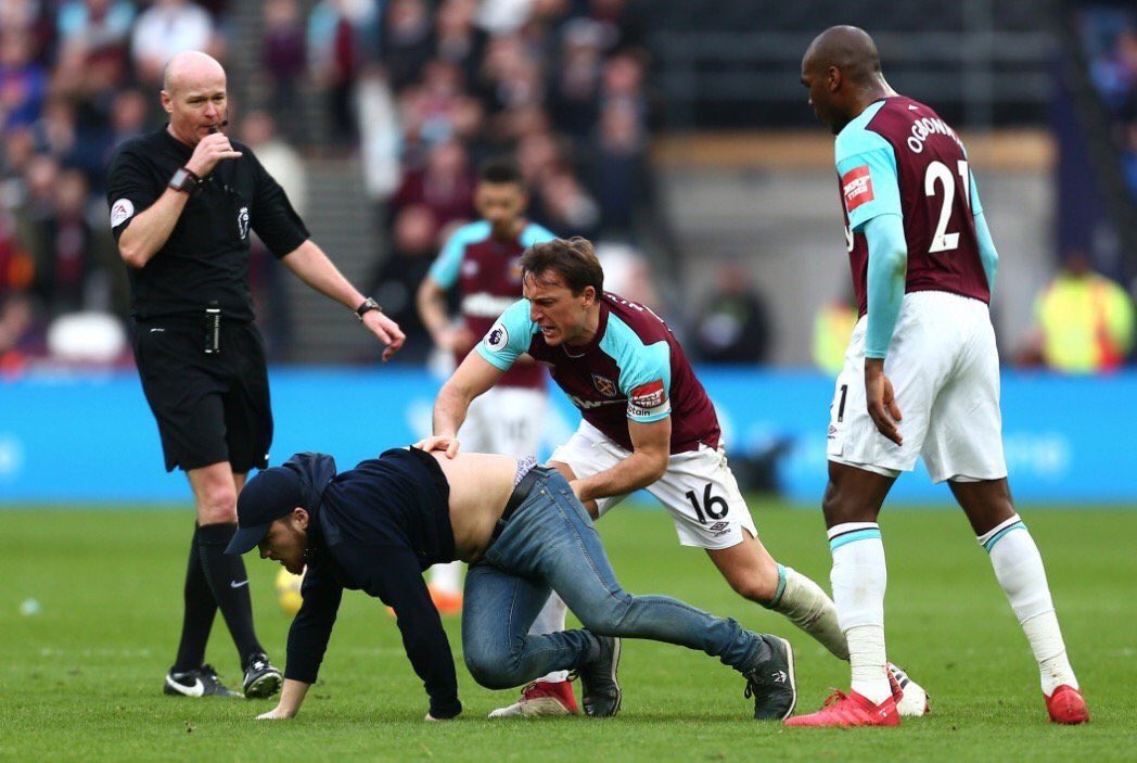 NapTrain's tweet photo. Just Mark Noble fingering a fan during the game... https://t.co/wMcFhxQCy0