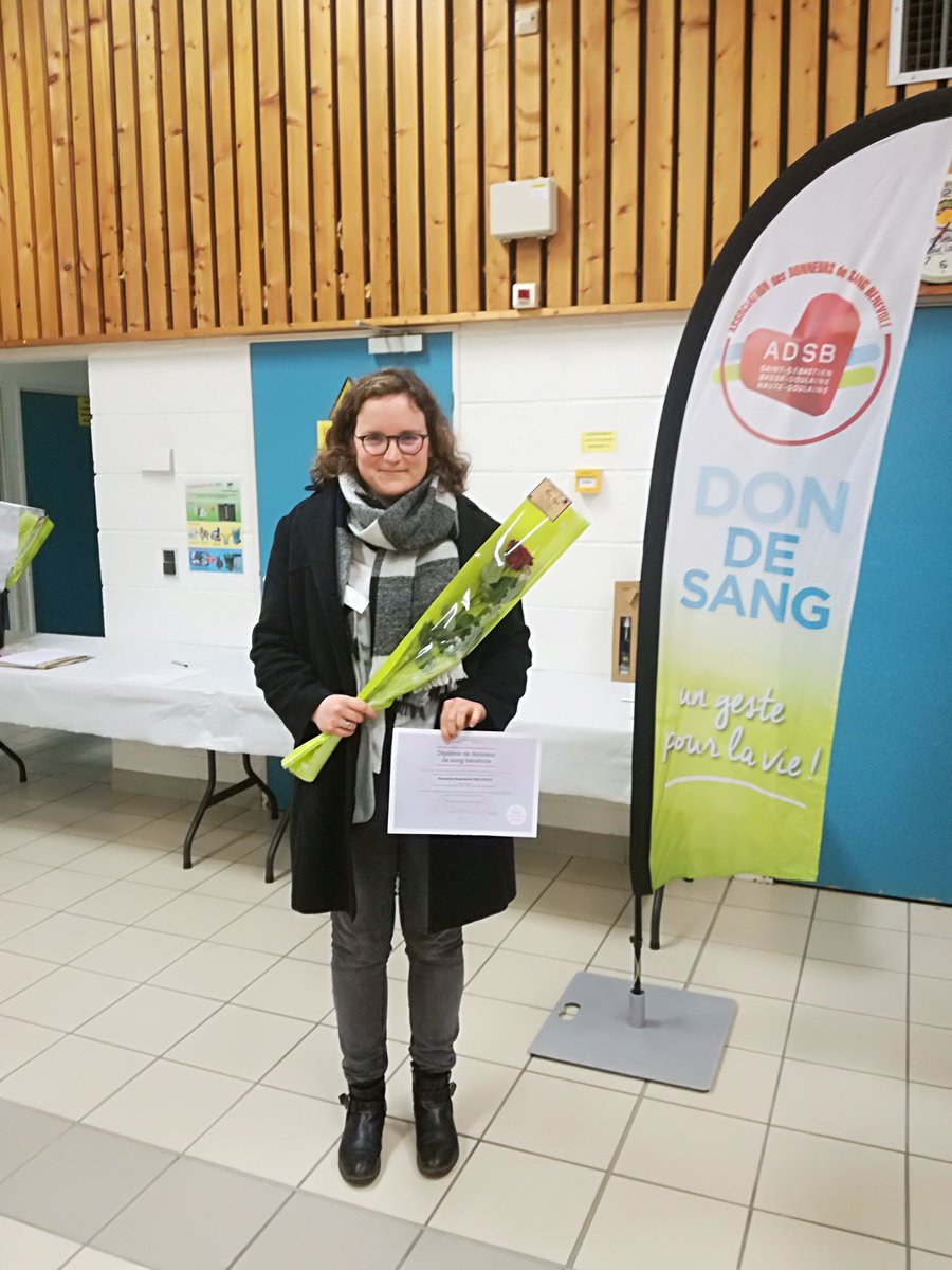 DelcroixSteph's tweet photo. Grande fierté de reçevoir mon diplôme de donneur de sang : sauver des vies ne nous demande pas d'être Superman, seulement une heure de son temps... #dondesang #veilleurdevie Merci à l'association de #stsebastien #hautegoulaine et #bassegoulaine #ADSB https://t.co/Z7AeRIMlfQ