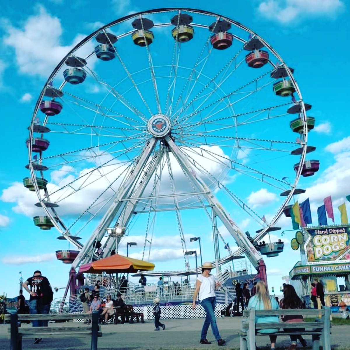 512ATXcom's tweet image. Austin's largest carnival is OPEN and the weather is perfect! See you out here! #rodeoaustin #rodeoatx #atxcarnival #springishere #everythinglocal #everythingaustin #512atxcom