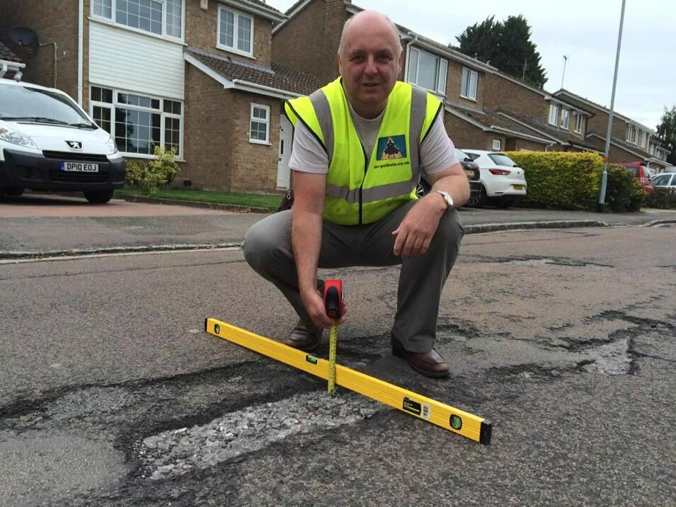 mrpotholeuk's tweet photo. @cyclingweekly Proper way to measure depth of Potholes with long enough level shown by Mr Pothole! Many Councils are not meeting their legal obligations! Inspections, fixing timescales & quality of repairs not fit for purpose! #Time2TakeBackControl of our roads! https://t.co/p5rSaz4Ivl