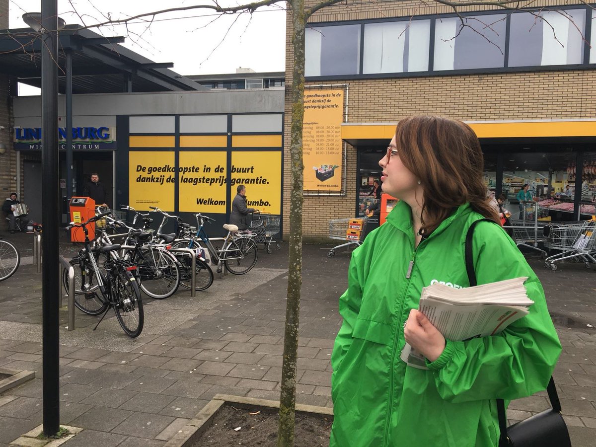 links_groen's tweet photo. Today we spread the word! Vandaag was GroenLinks Roosendaal te vinden op bij het Lindenburgcentrum &amp; het Tolbergcentrum. Wat een gezellige en positieve dag met ontzettend leuke gesprekken! #veranderingbeginthier https://t.co/CzwthQyz0I
