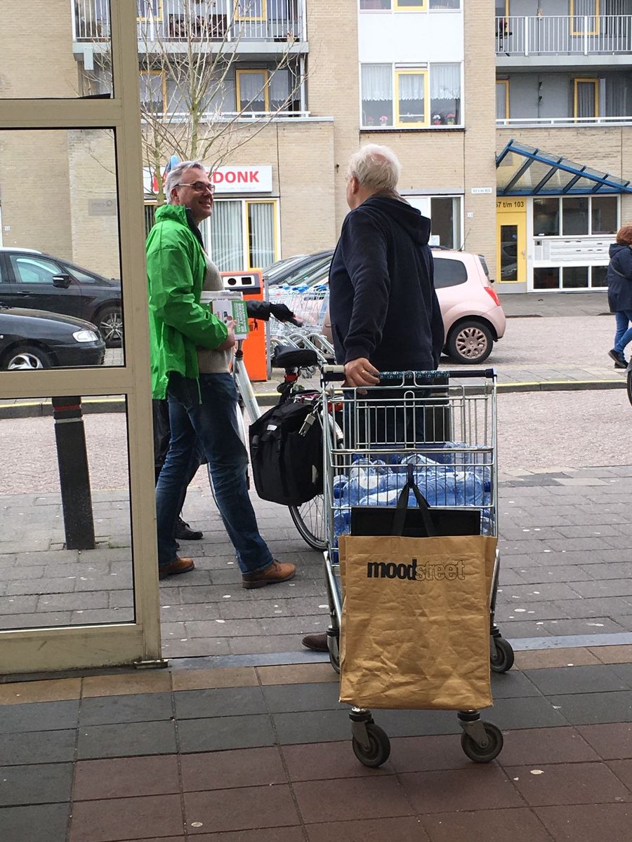 Today we spread the word! Vandaag was GroenLinks Roosendaal te vinden op bij het Lindenburgcentrum &amp; het Tolbergcentrum. Wat een gezellige en positieve dag met ontzettend leuke gesprekken! #veranderingbeginthier
