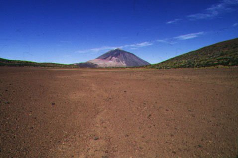 ¿Sabías que, antes de elegir la zona de Los Rodeos para construir el aeropuerto, se consideró utilizar el Llano de Maja, en las Cañadas del #Teide? #Tenerife