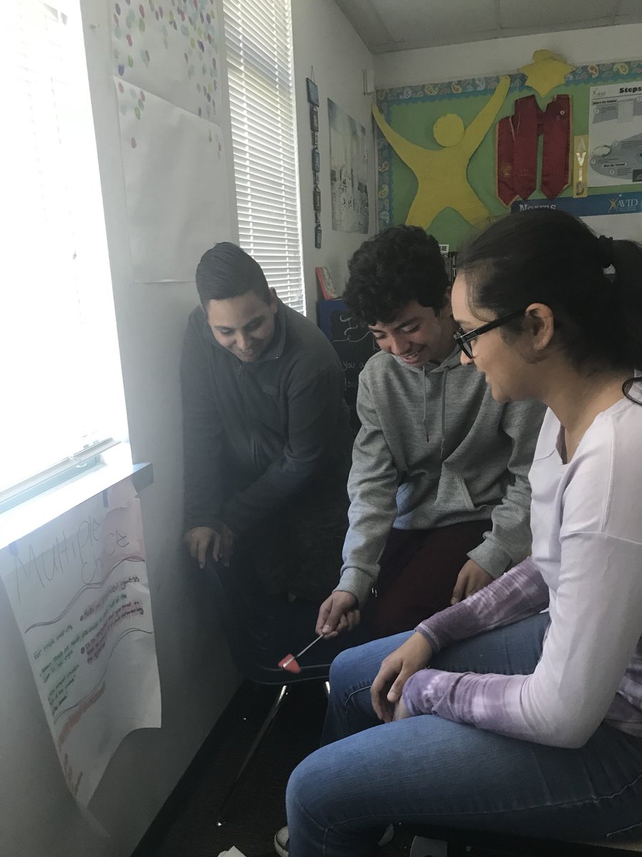 Valencia_lms's tweet photo. A big AVID thank you to Angel Mendoza, a former LMS Avid Student, for sharing the importance of determination and resilience in a medical career. The students enjoyed learning about the medical field. https://t.co/RqEq88uQ1Z