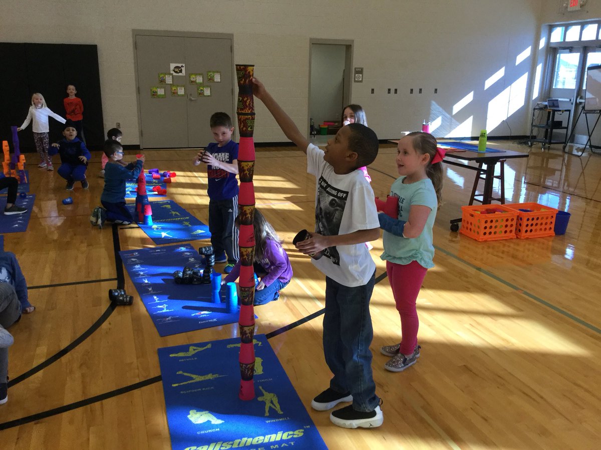 LoraMasterson's tweet photo. Working on patterns, sequencing, hand-eye coordination, academics, focus and concentration. The kids think they’re just having fun! #pre1718 https://t.co/UWeBwkEcxE