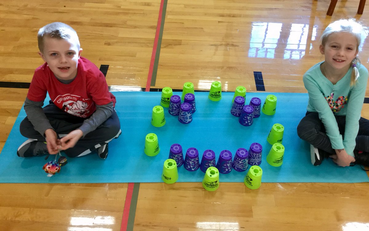 LoraMasterson's tweet photo. Working on patterns, sequencing, hand-eye coordination, academics, focus and concentration. The kids think they’re just having fun! #pre1718 https://t.co/UWeBwkEcxE