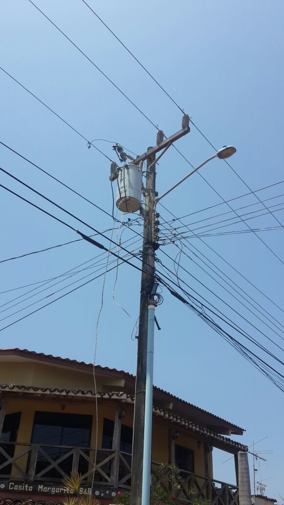 Personal de la Estación de Bomberos de Pedasí, atienden despertó eléctrico en Calle Principal, Pedasí, en coordinación con @GNF_pa