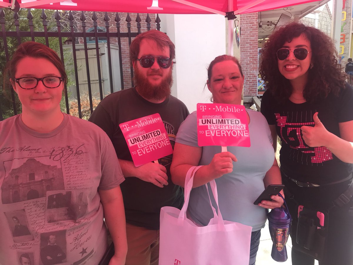 LombardySavages's tweet photo. Helping people connect with their car @SixFlags now she can check her location and any disturbances! LombardySavages tx_mag @jenny_foss https://t.co/A6UDRXbq9z