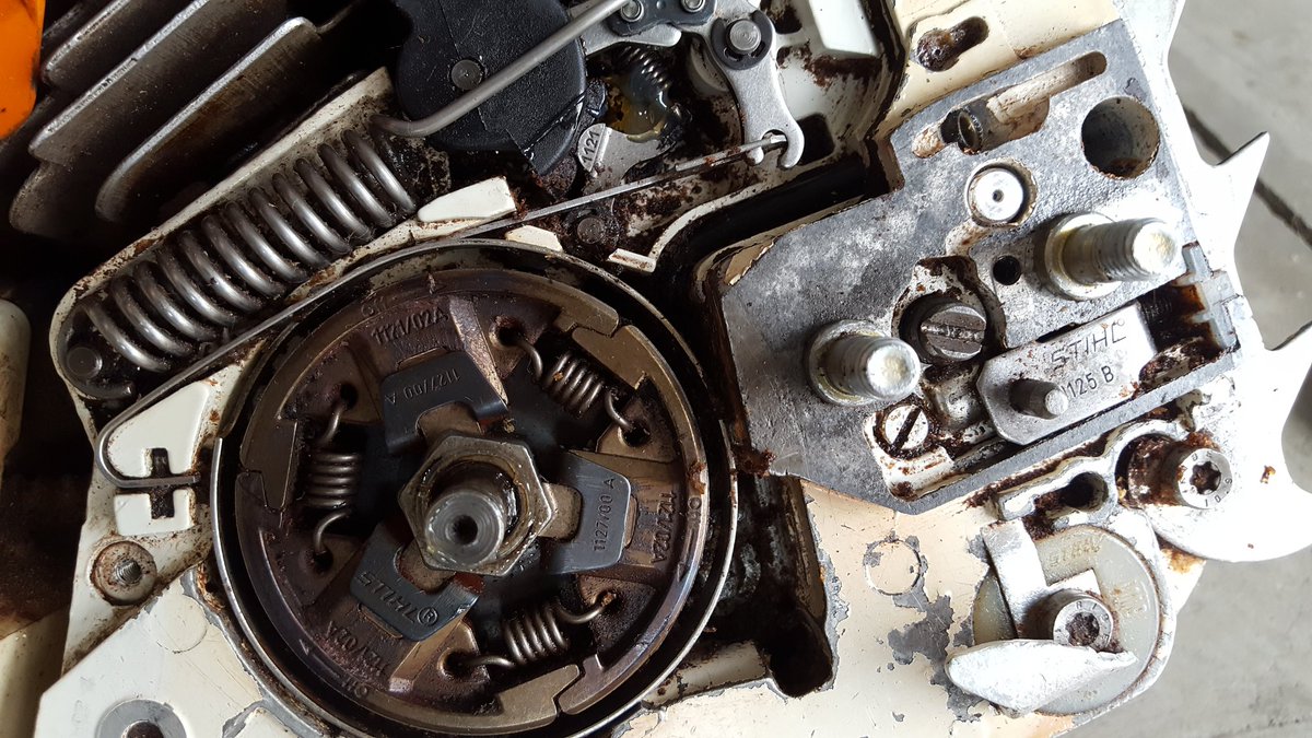 ube111betera's tweet photo. Estás trabajando con la motosierra y #Derepente cuesta activar/desactivar el freno de cadena ?? ... Quizás se te ha partido el resorte.
No sigas trabajando con la máquina, le falta uno d los principales sistemas d seguridad.
#Seguridad
#SistemaAntirebote
#FatigaDeMaterial
#BBFF https://t.co/TdHjym37tC