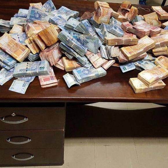 3rdEyestyles's tweet photo. Do u no why u dont have money?? Coz u don't know wat u gon do wit it when it comes your way!
#indiemusic #throwforwardfriday
#HIPHOP #HIPHOPMUSIC #sahiphop #SAHipHopMag #ShoutOuts #Shoutout #gqom #RSA #Musiclife #Cash https://t.co/6wuiGr8pzN