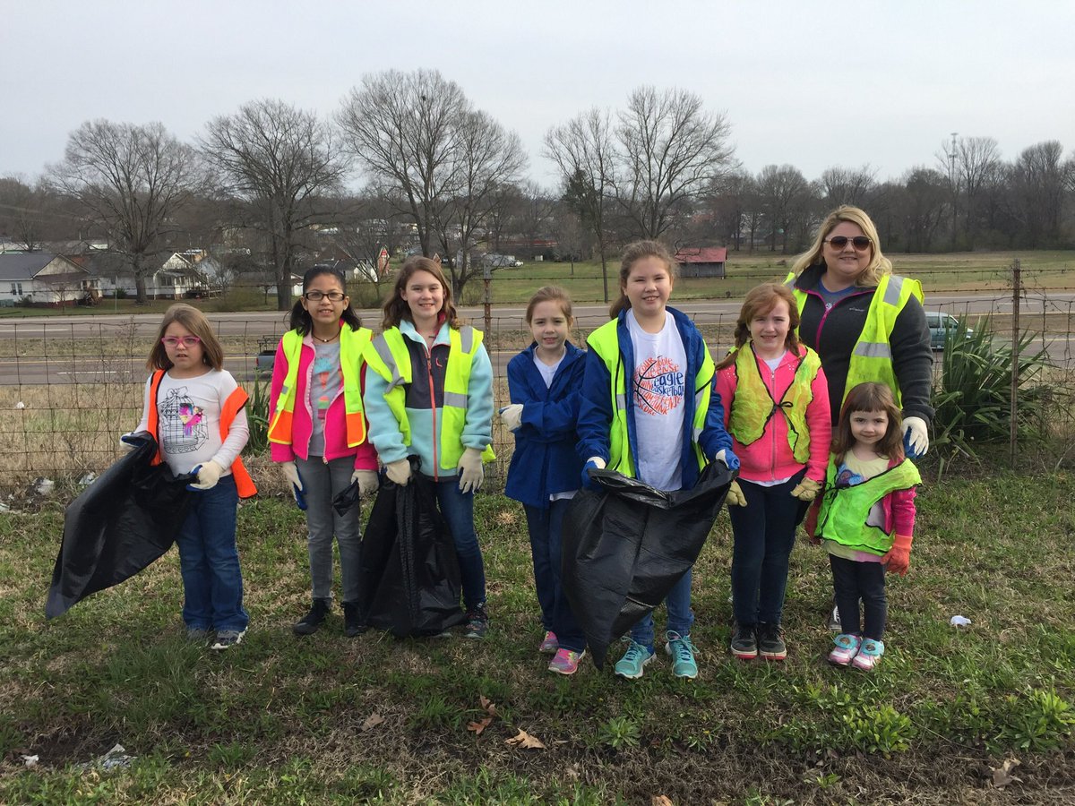 CCSWRD's tweet photo. Great American Clean up this morning in Chester County was awesome! We picked up 1,060 lbs from Fred’s, Millers Grocery, and other locations . #cleanyourblock #kab2018 #ThankyouChesterCounty https://t.co/8wIGbv0xuC